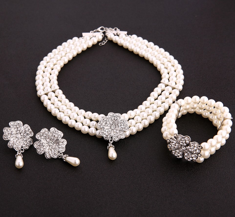 Audrey Hepburn Breakfast at Ti - Women'S Accessories In The 1950S recension och pris